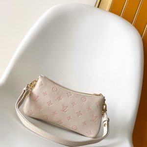 Alternative view of p600M83301 Black M11916 Sand M25816 Grey-Green Top-grade Authentic Dynamic Variable Code The Monogram Empreinte leather Liv pochette hugs the arm. It features a detachable gold chain and a detachable, adjustable double strap crafted from Louis Vuitton's signature natural cowhide leather.A secure double zipper closure and engraved gold-tone hardware add finishing touches to this stylish accessory. Size: 24x13x6.5cm